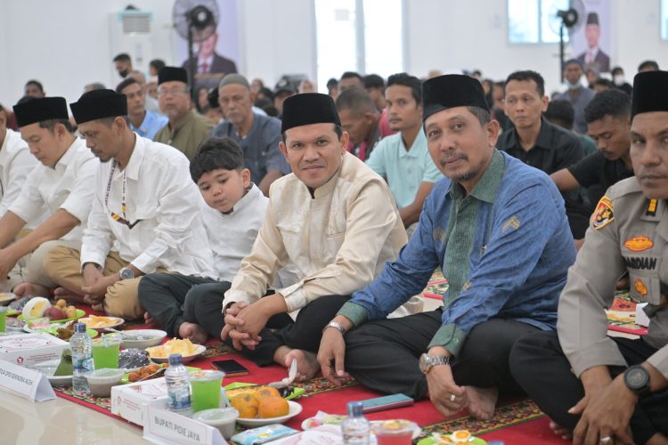 Wagub Aceh Buka Puasa Bersama Korban Bencana di Huntara Pidie Jaya