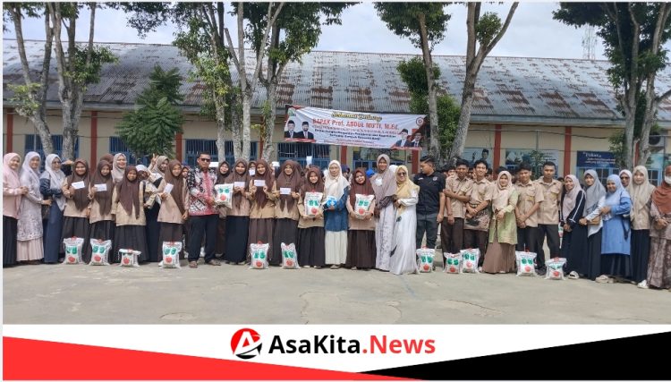SMKN 1 Peusangan Salurkan 1 Ton Beras dan Zakat dari Alumni Seri Temenggong untuk Korban Banjir