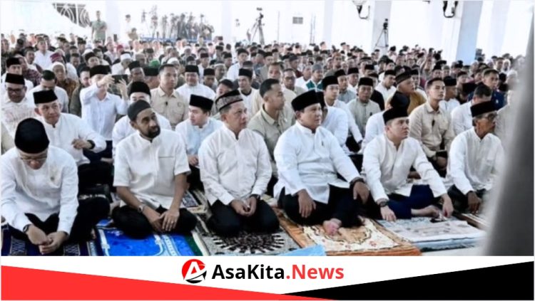 Prabowo Salat Idulfitri Bersama Warga Huntara di Aceh Tamiang