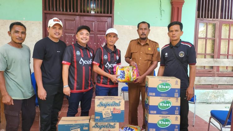 PSKR Serahkan Bantuan Untuk Korban Bencana Kebakaran di terima langsung Oleh Keuchik Gampong Kota Fajar