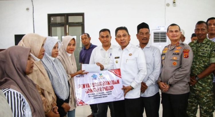 Bupati Pidie Jaya Serahkan Bantuan Jadup untuk Korban Bencana, Percepat Pemulihan Ekonomi Warga