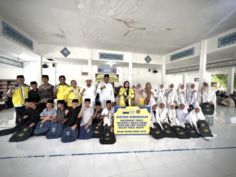 Ketua Umum PPA Serahkan Beasiswa di Pesantren Modern Al-Zahrah, Tegaskan Pentingnya Politik Bersih dan Pendidikan Tinggi untuk Aceh