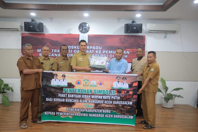 Pemkab Pulau Buru Kirim 2.000 Botol Minyak Kayu Putih untuk Korban Bencana Aceh