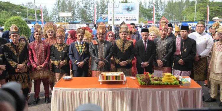 WAGUB ACEH AJAK PERKUAT SINERGI DAN PEMBANGUNAN BERKELANJUTAN PADA HARI JADI KE-27 ACEH SINGKIL