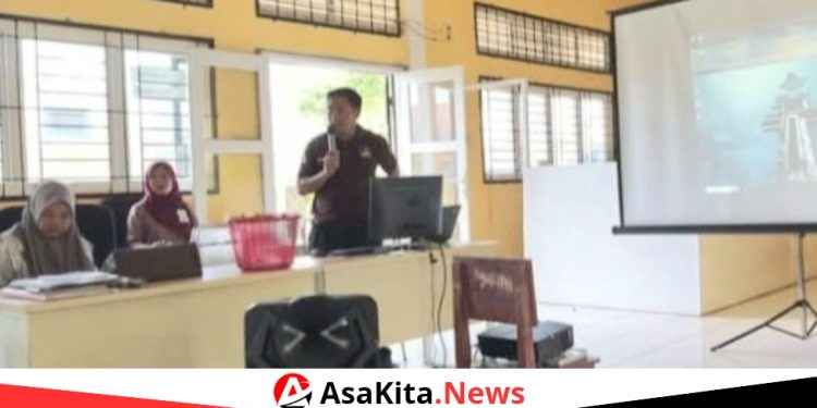 Guru SMAN 1 PBB Membuat Kretivitas QR, Ketua PC PGRI PBB Berikan Apresiasi