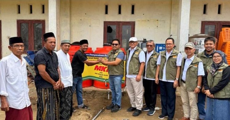 PLN UID Aceh Salurkan Bantuan Air Bersih dan Sarana Ibadah untuk Korban Banjir Pidie Jaya
