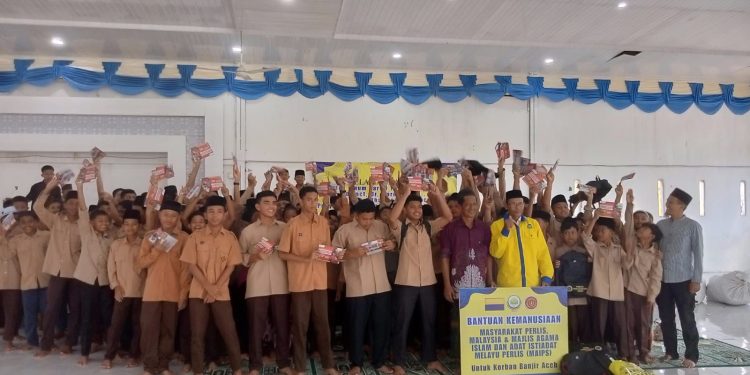 Ketua Umum PPA Serahkan 400 Paket Bantuan untuk Santri Korban Banjir di Dayah Alfatani Aceh Utara