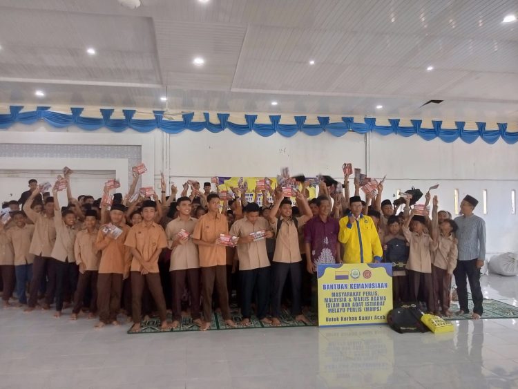 Ketua Umum PPA Serahkan 400 Paket Bantuan untuk Santri Korban Banjir di Dayah Alfatani Aceh Utara