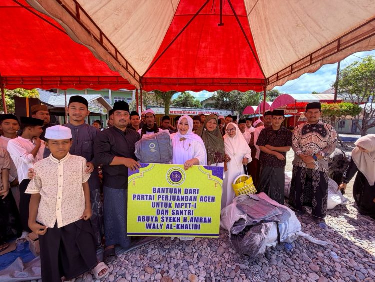PPA Bagikan 1.300 Tas Sekolah untuk Santri dan Pelajar SMA di Aceh Selatan, Prof. Marniati Tegaskan Pendidikan Jadi Fokus Utama