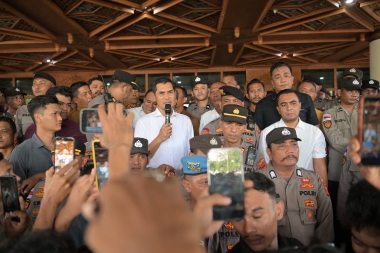 Sekda Aceh Temui Pendemo, Tegaskan Pergub JKA Tidak mengurangi Hak Warga Kurang Mampu untuk Berobat