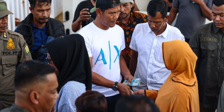 Mualem Bagikan Uang Meugang dari Dana Pribadi, Seribuan Warga Datangi Meuligoe Gubernur Aceh