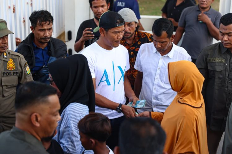 Mualem Bagikan Uang Meugang dari Dana Pribadi, Seribuan Warga Datangi Meuligoe Gubernur Aceh