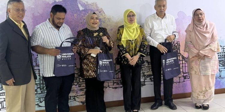 REKTOR UNIVERSITAS DEZTRON BANGUN KERJA SAMA DENGAN UNIVERSITY OF MALAYA WALES DI KUALA LUMPUR