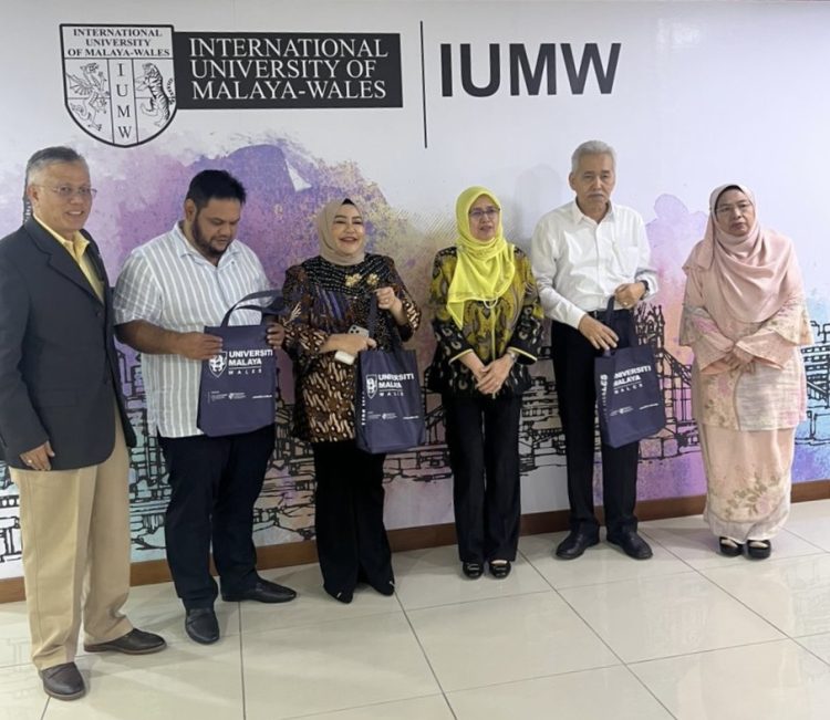 REKTOR UNIVERSITAS DEZTRON BANGUN KERJA SAMA DENGAN UNIVERSITY OF MALAYA WALES DI KUALA LUMPUR
