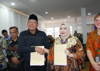 Rektor Prof Marniati Angkat Bupati Dairi Vickner Sinaga sebagai Visiting Professor UDI