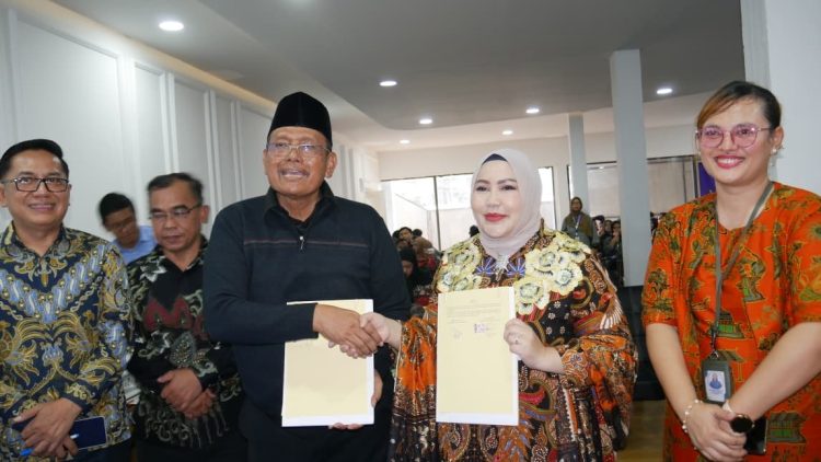 Rektor Prof Marniati Angkat Bupati Dairi Vickner Sinaga sebagai Visiting Professor UDI