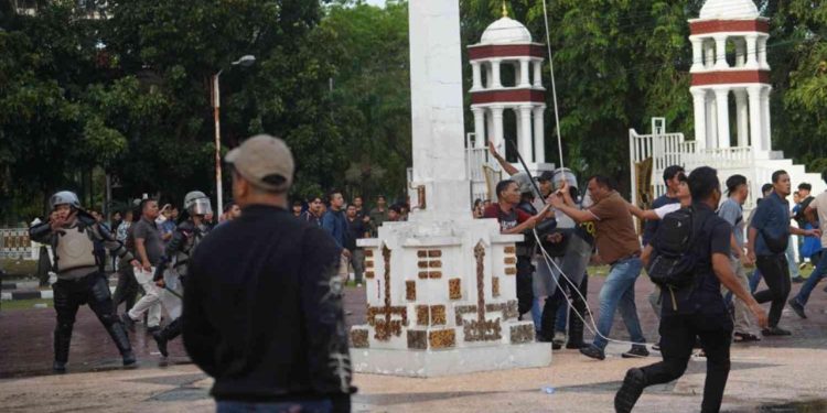 Ketegangan di Kantor Gubernur Aceh: Polisi Gagalkan Penurunan Bendera Merah Putih