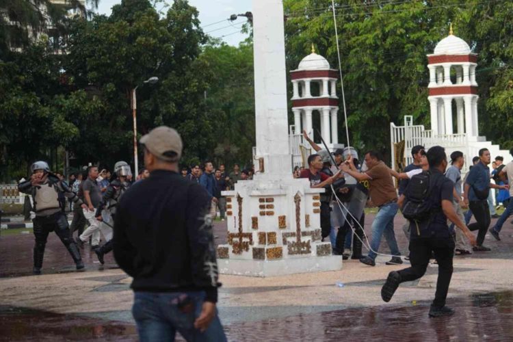 Ketegangan di Kantor Gubernur Aceh: Polisi Gagalkan Penurunan Bendera Merah Putih