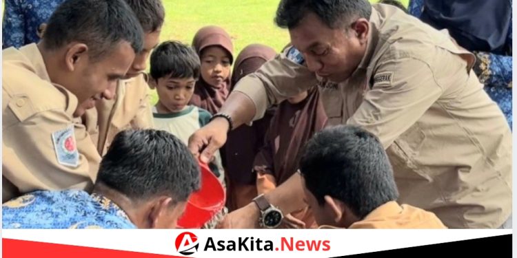 Kabid SMA dan PKLK Tanami Pohon Berbuah di SLBN Pembina Provinsi Aceh