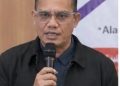 JKA di Ujung Tanduk, Om Sur Desak Gubernur Aceh Ambil Langkah Tegas Selamatkan Kepercayaan Publik  BANDA ACEH — Polemik terkait Program Jaminan Kesehatan Aceh (JKA) kembali memanas dan memicu kekhawatiran publik. Program yang selama ini menjadi tumpuan masyarakat kecil untuk mendapatkan layanan kesehatan gratis itu kini dinilai terancam akibat konflik berkepanjangan antara eksekutif dan legislatif di Aceh.  Tokoh masyarakat Aceh, Suryadi Djamil atau yang akrab disapa Om Sur, menilai kegaduhan seputar anggaran dan regulasi JKA telah berkembang menjadi konflik politik yang berpotensi mengganggu stabilitas pemerintahan Aceh.  “Aceh kembali berada di persimpangan jalan yang genting. JKA yang selama ini menjadi harapan rakyat kecil justru berubah menjadi panggung kegaduhan politik. Rakyat kini bertanya-tanya apakah mereka masih bisa berobat dengan tenang ke depan,” kata Om Sur dalam keterangannya, Senin (11/5/2026).  Menurutnya, persoalan yang terjadi saat ini bukan lagi sekadar perdebatan teknis terkait layanan kesehatan maupun pengelolaan anggaran, melainkan sudah mengarah pada konflik ego kekuasaan antara lembaga pemerintahan.  Ia menyoroti memanasnya hubungan antara DPRA dan Pemerintah Aceh, terutama setelah muncul desakan pencabutan Pergub JKA yang dianggap bertentangan dengan qanun. Di sisi lain, ketidakhadiran Sekretaris Daerah Aceh dalam sejumlah rapat penting turut memicu kritik dan memperburuk komunikasi antar-lembaga.  “Ketika legislatif dan eksekutif tidak lagi mampu duduk dalam satu meja dengan frekuensi yang sama, maka sesungguhnya mesin pemerintahan sedang mengalami ‘turun mesin’,” ujarnya.  Om Sur menilai kondisi tersebut sudah masuk dalam kategori disfungsi birokrasi dan tidak boleh dibiarkan berlarut-larut. Ia bahkan mendesak Gubernur Aceh untuk mengambil langkah evaluasi menyeluruh demi menyelamatkan program JKA dan memulihkan kepercayaan masyarakat.  “Gubernur Aceh harus berani mengambil langkah besar. Evaluasi total perlu dilakukan, termasuk membangun kembali komunikasi yang sehat antar-lembaga. Aceh membutuhkan penyegaran dan solusi, bukan ego yang terus dipertontonkan,” katanya.  Ia menegaskan bahwa masyarakat Aceh tidak membutuhkan tontonan konflik politik berkepanjangan, melainkan kepastian bahwa layanan kesehatan melalui JKA tetap berjalan dengan baik.  “Rakyat tidak peduli siapa yang paling hebat berdebat di media. Yang mereka butuhkan adalah JKA tetap aktif saat mereka sakit. Kesehatan masyarakat adalah hak dasar, bukan komoditas politik,” tegasnya.  Om Sur berharap seluruh pihak dapat menahan diri dan kembali fokus pada kepentingan rakyat, khususnya dalam menjamin keberlangsungan layanan kesehatan bagi masyarakat Aceh.