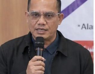 JKA di Ujung Tanduk, Om Sur Desak Gubernur Aceh Ambil Langkah Tegas Selamatkan Kepercayaan Publik  BANDA ACEH — Polemik terkait Program Jaminan Kesehatan Aceh (JKA) kembali memanas dan memicu kekhawatiran publik. Program yang selama ini menjadi tumpuan masyarakat kecil untuk mendapatkan layanan kesehatan gratis itu kini dinilai terancam akibat konflik berkepanjangan antara eksekutif dan legislatif di Aceh.  Tokoh masyarakat Aceh, Suryadi Djamil atau yang akrab disapa Om Sur, menilai kegaduhan seputar anggaran dan regulasi JKA telah berkembang menjadi konflik politik yang berpotensi mengganggu stabilitas pemerintahan Aceh.  “Aceh kembali berada di persimpangan jalan yang genting. JKA yang selama ini menjadi harapan rakyat kecil justru berubah menjadi panggung kegaduhan politik. Rakyat kini bertanya-tanya apakah mereka masih bisa berobat dengan tenang ke depan,” kata Om Sur dalam keterangannya, Senin (11/5/2026).  Menurutnya, persoalan yang terjadi saat ini bukan lagi sekadar perdebatan teknis terkait layanan kesehatan maupun pengelolaan anggaran, melainkan sudah mengarah pada konflik ego kekuasaan antara lembaga pemerintahan.  Ia menyoroti memanasnya hubungan antara DPRA dan Pemerintah Aceh, terutama setelah muncul desakan pencabutan Pergub JKA yang dianggap bertentangan dengan qanun. Di sisi lain, ketidakhadiran Sekretaris Daerah Aceh dalam sejumlah rapat penting turut memicu kritik dan memperburuk komunikasi antar-lembaga.  “Ketika legislatif dan eksekutif tidak lagi mampu duduk dalam satu meja dengan frekuensi yang sama, maka sesungguhnya mesin pemerintahan sedang mengalami ‘turun mesin’,” ujarnya.  Om Sur menilai kondisi tersebut sudah masuk dalam kategori disfungsi birokrasi dan tidak boleh dibiarkan berlarut-larut. Ia bahkan mendesak Gubernur Aceh untuk mengambil langkah evaluasi menyeluruh demi menyelamatkan program JKA dan memulihkan kepercayaan masyarakat.  “Gubernur Aceh harus berani mengambil langkah besar. Evaluasi total perlu dilakukan, termasuk membangun kembali komunikasi yang sehat antar-lembaga. Aceh membutuhkan penyegaran dan solusi, bukan ego yang terus dipertontonkan,” katanya.  Ia menegaskan bahwa masyarakat Aceh tidak membutuhkan tontonan konflik politik berkepanjangan, melainkan kepastian bahwa layanan kesehatan melalui JKA tetap berjalan dengan baik.  “Rakyat tidak peduli siapa yang paling hebat berdebat di media. Yang mereka butuhkan adalah JKA tetap aktif saat mereka sakit. Kesehatan masyarakat adalah hak dasar, bukan komoditas politik,” tegasnya.  Om Sur berharap seluruh pihak dapat menahan diri dan kembali fokus pada kepentingan rakyat, khususnya dalam menjamin keberlangsungan layanan kesehatan bagi masyarakat Aceh.
