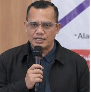 JKA di Ujung Tanduk, Om Sur Desak Gubernur Aceh Ambil Langkah Tegas Selamatkan Kepercayaan Publik  BANDA ACEH — Polemik terkait Program Jaminan Kesehatan Aceh (JKA) kembali memanas dan memicu kekhawatiran publik. Program yang selama ini menjadi tumpuan masyarakat kecil untuk mendapatkan layanan kesehatan gratis itu kini dinilai terancam akibat konflik berkepanjangan antara eksekutif dan legislatif di Aceh.  Tokoh masyarakat Aceh, Suryadi Djamil atau yang akrab disapa Om Sur, menilai kegaduhan seputar anggaran dan regulasi JKA telah berkembang menjadi konflik politik yang berpotensi mengganggu stabilitas pemerintahan Aceh.  “Aceh kembali berada di persimpangan jalan yang genting. JKA yang selama ini menjadi harapan rakyat kecil justru berubah menjadi panggung kegaduhan politik. Rakyat kini bertanya-tanya apakah mereka masih bisa berobat dengan tenang ke depan,” kata Om Sur dalam keterangannya, Senin (11/5/2026).  Menurutnya, persoalan yang terjadi saat ini bukan lagi sekadar perdebatan teknis terkait layanan kesehatan maupun pengelolaan anggaran, melainkan sudah mengarah pada konflik ego kekuasaan antara lembaga pemerintahan.  Ia menyoroti memanasnya hubungan antara DPRA dan Pemerintah Aceh, terutama setelah muncul desakan pencabutan Pergub JKA yang dianggap bertentangan dengan qanun. Di sisi lain, ketidakhadiran Sekretaris Daerah Aceh dalam sejumlah rapat penting turut memicu kritik dan memperburuk komunikasi antar-lembaga.  “Ketika legislatif dan eksekutif tidak lagi mampu duduk dalam satu meja dengan frekuensi yang sama, maka sesungguhnya mesin pemerintahan sedang mengalami ‘turun mesin’,” ujarnya.  Om Sur menilai kondisi tersebut sudah masuk dalam kategori disfungsi birokrasi dan tidak boleh dibiarkan berlarut-larut. Ia bahkan mendesak Gubernur Aceh untuk mengambil langkah evaluasi menyeluruh demi menyelamatkan program JKA dan memulihkan kepercayaan masyarakat.  “Gubernur Aceh harus berani mengambil langkah besar. Evaluasi total perlu dilakukan, termasuk membangun kembali komunikasi yang sehat antar-lembaga. Aceh membutuhkan penyegaran dan solusi, bukan ego yang terus dipertontonkan,” katanya.  Ia menegaskan bahwa masyarakat Aceh tidak membutuhkan tontonan konflik politik berkepanjangan, melainkan kepastian bahwa layanan kesehatan melalui JKA tetap berjalan dengan baik.  “Rakyat tidak peduli siapa yang paling hebat berdebat di media. Yang mereka butuhkan adalah JKA tetap aktif saat mereka sakit. Kesehatan masyarakat adalah hak dasar, bukan komoditas politik,” tegasnya.  Om Sur berharap seluruh pihak dapat menahan diri dan kembali fokus pada kepentingan rakyat, khususnya dalam menjamin keberlangsungan layanan kesehatan bagi masyarakat Aceh.