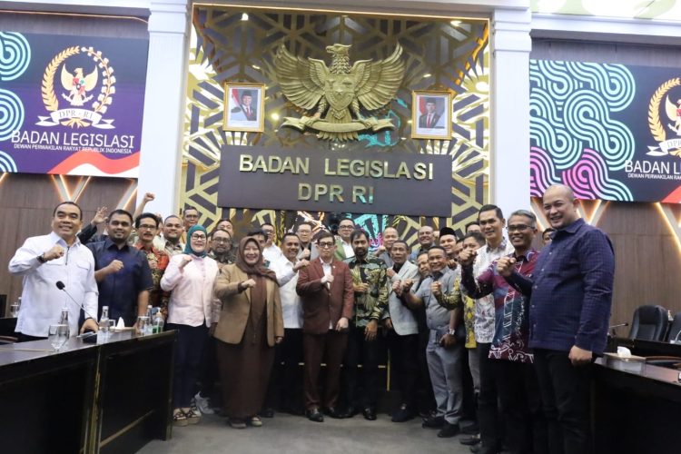 Mualem Saksikan Langsung RDP DPR-RI Bahas Revisi UUPA
