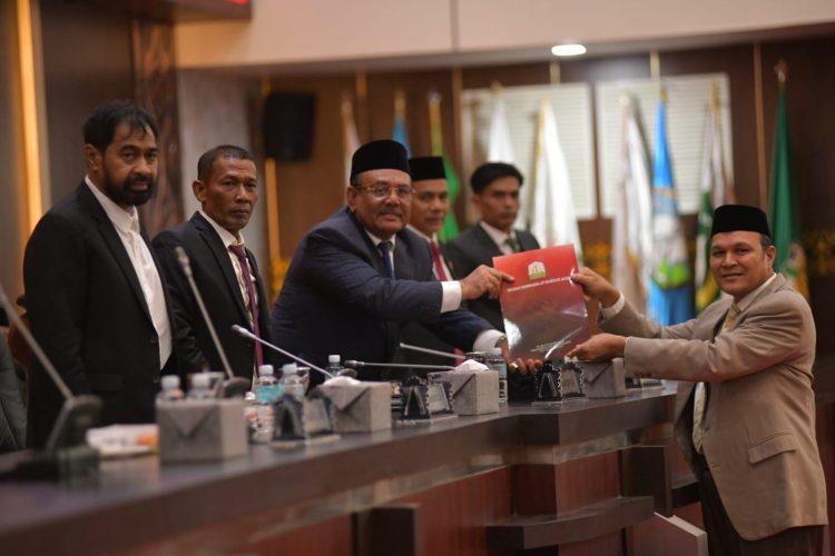 Gubernur Aceh Hadiri Paripurna DPRA Penyampaian Rekomendasi LKPJ 2025