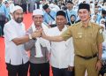 Putra Aceh Pemersatu! Kapolda Marzuki Rangkul Mualem, Sekda dan Ketua DPRA di Momen Haru Pelepasan Haji