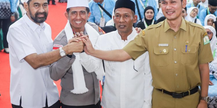 Putra Aceh Pemersatu! Kapolda Marzuki Rangkul Mualem, Sekda dan Ketua DPRA di Momen Haru Pelepasan Haji