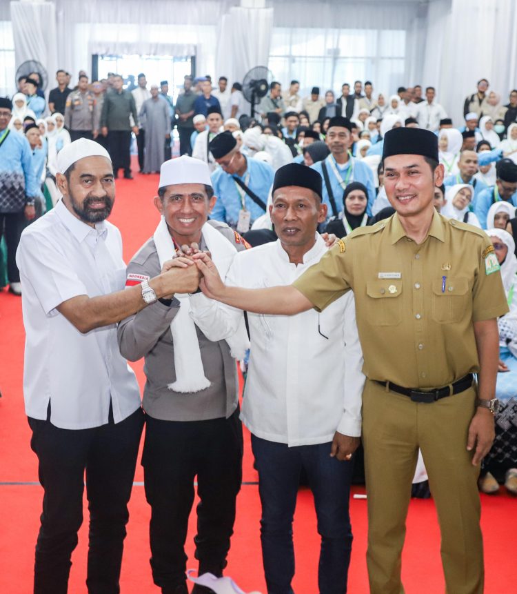 Putra Aceh Pemersatu! Kapolda Marzuki Rangkul Mualem, Sekda dan Ketua DPRA di Momen Haru Pelepasan Haji