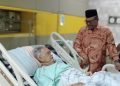 Penuh Haru! Safrizal ZA Jenguk Abu Doto di RSUDZA, Doakan dr. Zaini Abdullah Segera Pulih