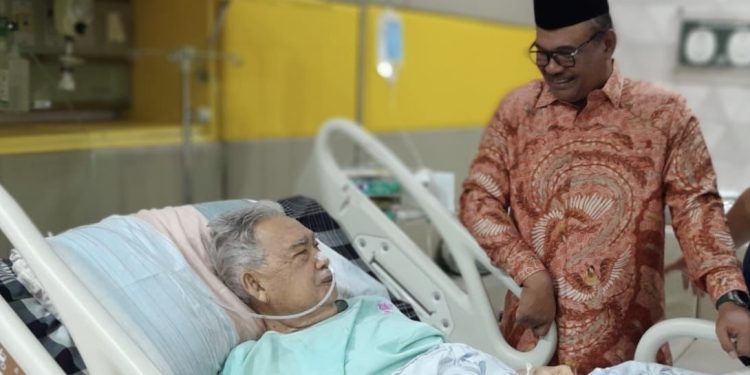 Penuh Haru! Safrizal ZA Jenguk Abu Doto di RSUDZA, Doakan dr. Zaini Abdullah Segera Pulih