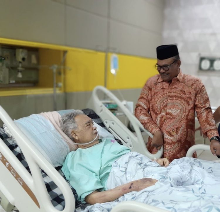 Penuh Haru! Safrizal ZA Jenguk Abu Doto di RSUDZA, Doakan dr. Zaini Abdullah Segera Pulih