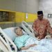 Penuh Haru! Safrizal ZA Jenguk Abu Doto di RSUDZA, Doakan dr. Zaini Abdullah Segera Pulih