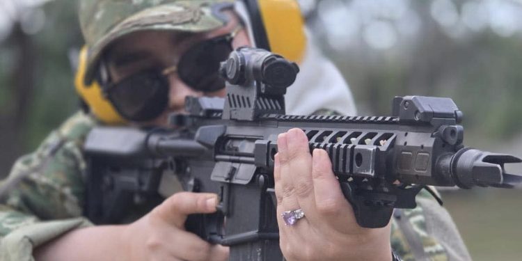 Martini Jajal Latihan Menembak di Brimob Aceh, Petik Filosofi Fokus dan Ketepatan dalam Hidup
