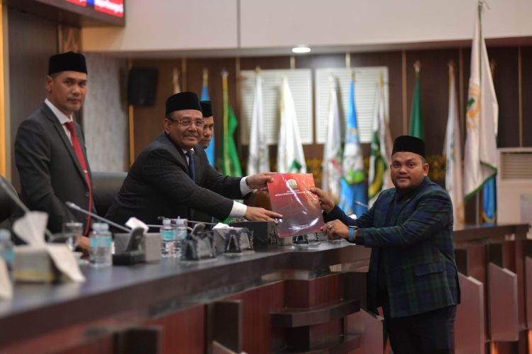 Sekda Aceh Hadiri Paripurna Persetujuan Tiga Raqan Inisiatif DPRA