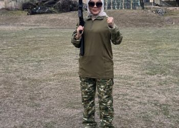 Bunda Salma Mualem Jajal Latihan Menembak di Brimob Polda Aceh