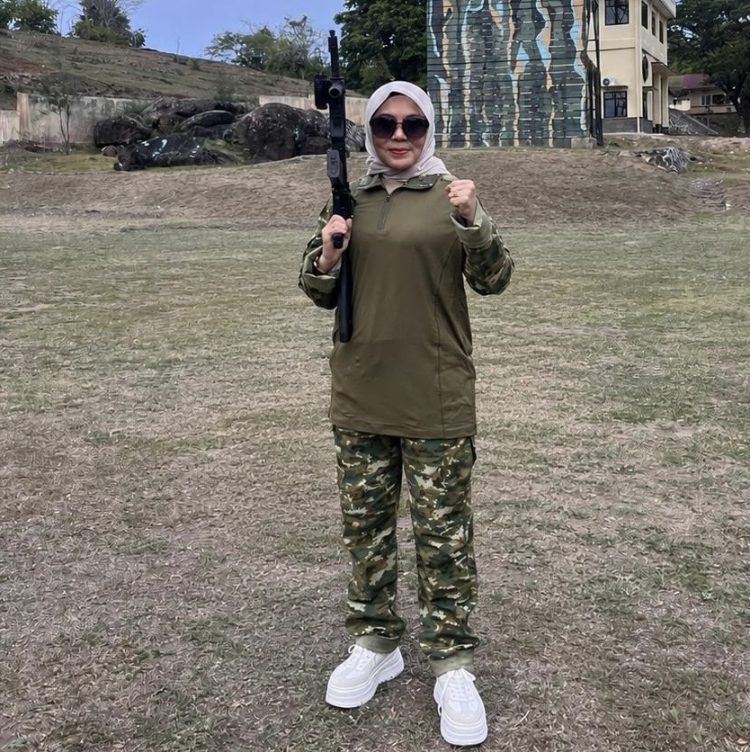 Bunda Salma Mualem Jajal Latihan Menembak di Brimob Polda Aceh