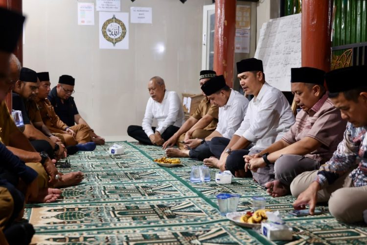 SEKDA ACEH TAKZIAH KE RUMAH DUKA IBUNDA PEMIMPIN REDAKSI SERAMBI INDONESIA DI SIGLI