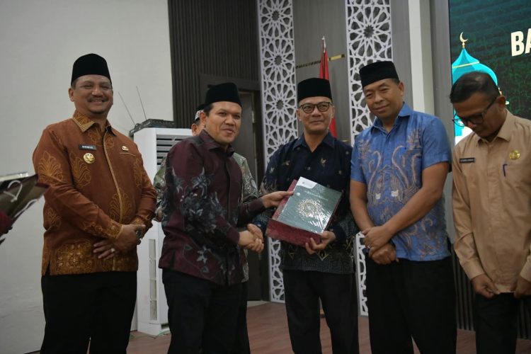 Wagub Aceh Salurkan 50.000 Al-Qur’an Bantuan Kerajaan Arab Saudi untuk Masjid dan Dayah