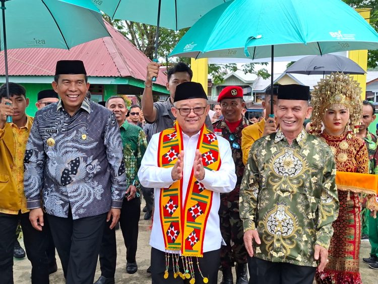 Mendikdasmen Abdul Mu’ti Tiba di Simeulue, A. Malik Musa Dampingi Kunjungan Pendidikan hingga Pelosok Aceh