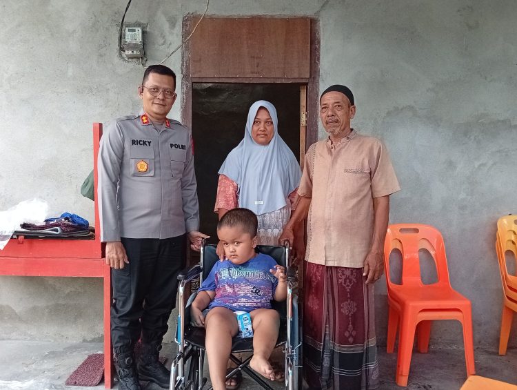 Kapolres Aceh Selatan Bantu Kursi Roda untuk Ikram, Anak Disabilitas di Sawang