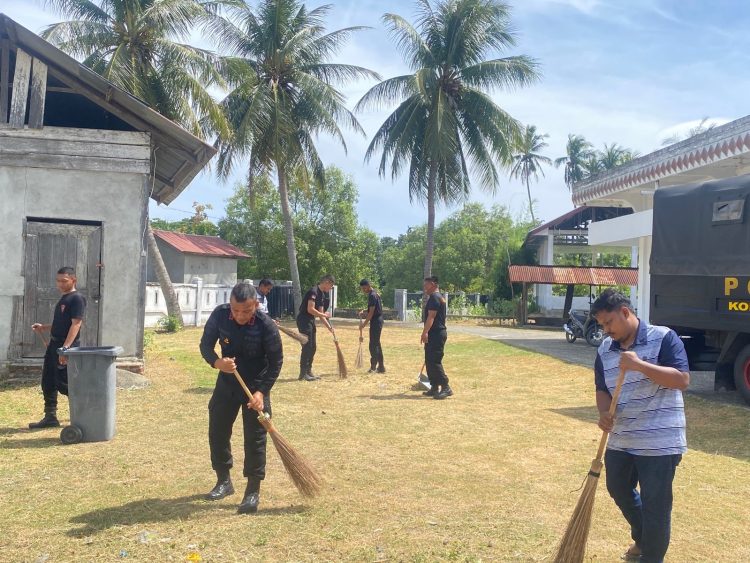 Perkuat Silaturahmi, Brimob Gotong Royong Bersama Warga Neuheun Sambut Maulid