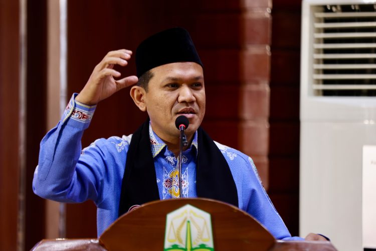 WAGUB ACEH TERIMA PENGHARGAAN TOKOH PENGUAT EKONOMI SYARIAH ACEH