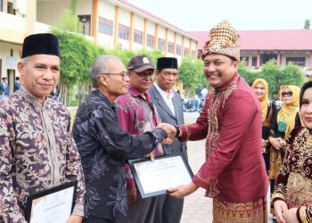 Kacabdin Lhokseumawe Supriariadi Pimpin Upacara Hardikda di SMAN 1 Lhokseumawe