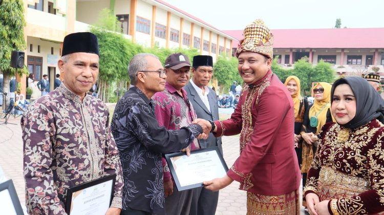Kacabdin Lhokseumawe Supriariadi Pimpin Upacara Hardikda di SMAN 1 Lhokseumawe