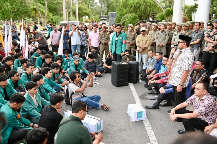 Terima Demo Mahasiswa USK, Plt Sekda Aceh: Kami Tidak Eksklusif, Komunikasi Terbuka Setiap Saat